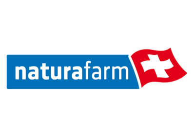 Das Bild zeigt das blau-weiße Logo von „Naturafarm“ mit dem Markennamen in Kleinbuchstaben. Rechts ist eine rote Flagge mit einem weißen Kreuz zu sehen, die an die Schweizer Flagge erinnert. Der Hintergrund ist weiß und passt zur Premium-Produktlinie von Eier.