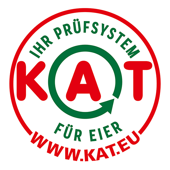 Ein kreisförmiges Logo mit rotem Rand und einem Website-Link „WWW.KAT.EU“ am unteren Rand. Innerhalb des Kreises umgibt der Text „IHR PRÜFSSYSTEM FUER EIER“ in Grün ein großes „KAT“ in Rot, wobei das „A“ von einem grünen Pfeil umkreist wird, was den Fokus auf Eier betont.