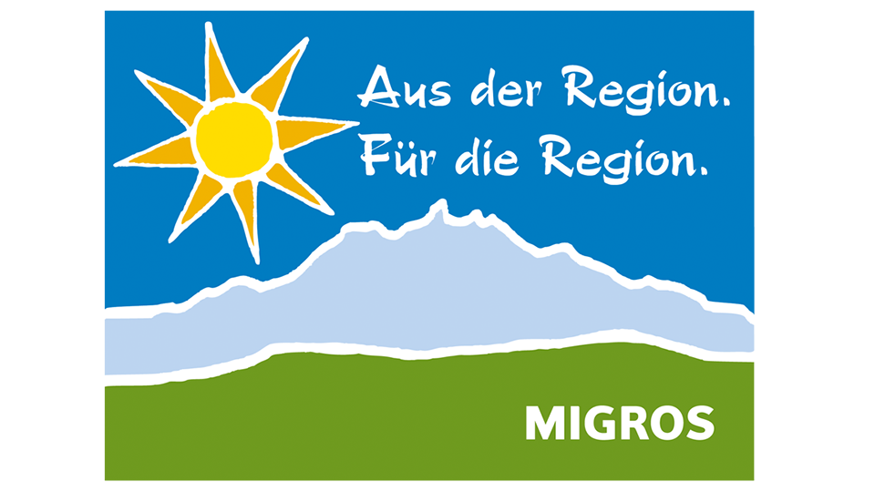 Das Bild zeigt eine leuchtend gelbe Sonne mit Strahlen, eine stilisierte Bergkette und die Worte „Aus der Region. Für die Region.“ auf blauem Hintergrund. Darunter ist ein grüner Hügel mit dem Wort „MIGROS“ in Weiß und einer Eier-Illustration zu sehen, die dem Design Frische verleiht.